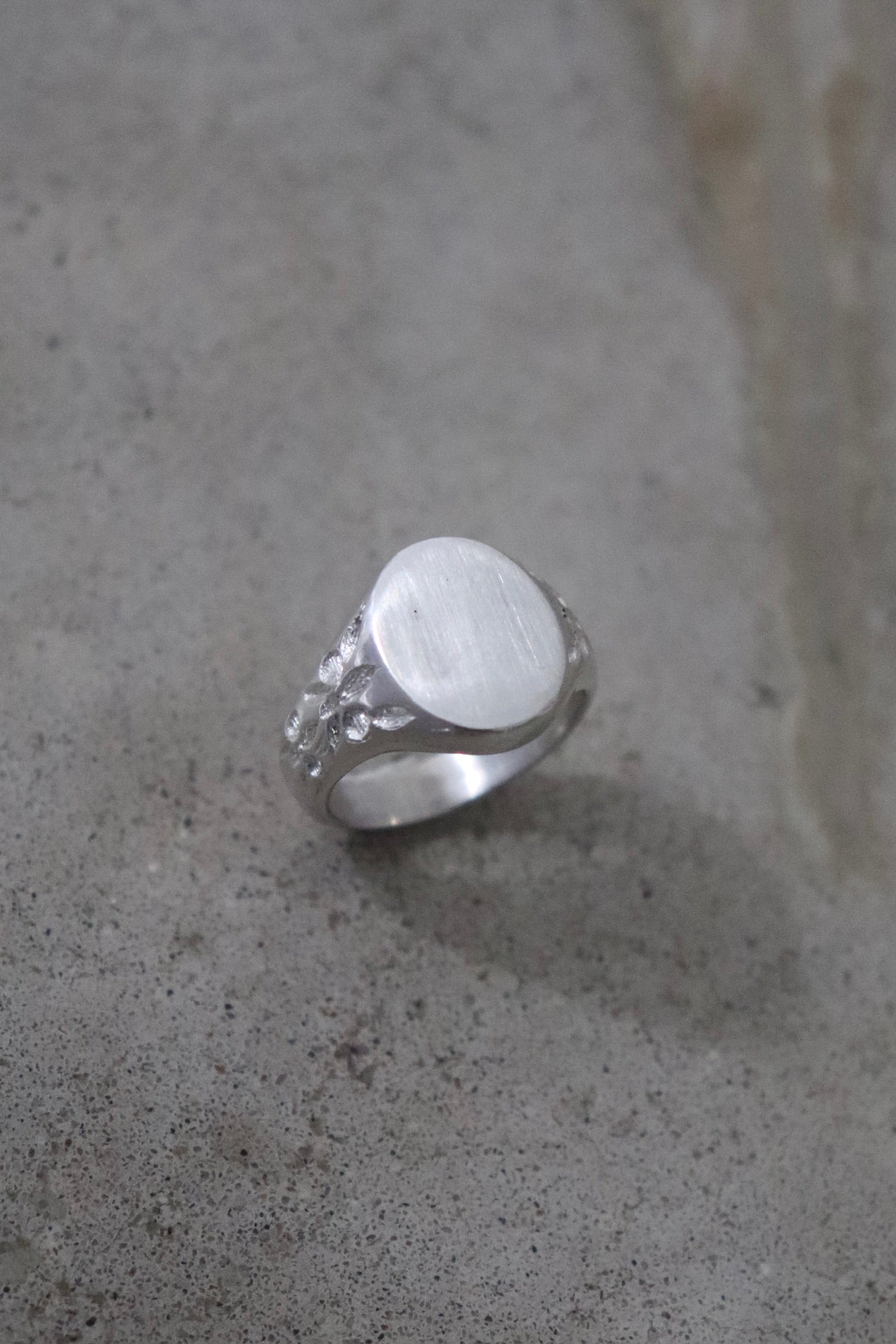 Anillo Crest en plata 950 con orquídea grabada a mano – Jo&G joyería personalizada