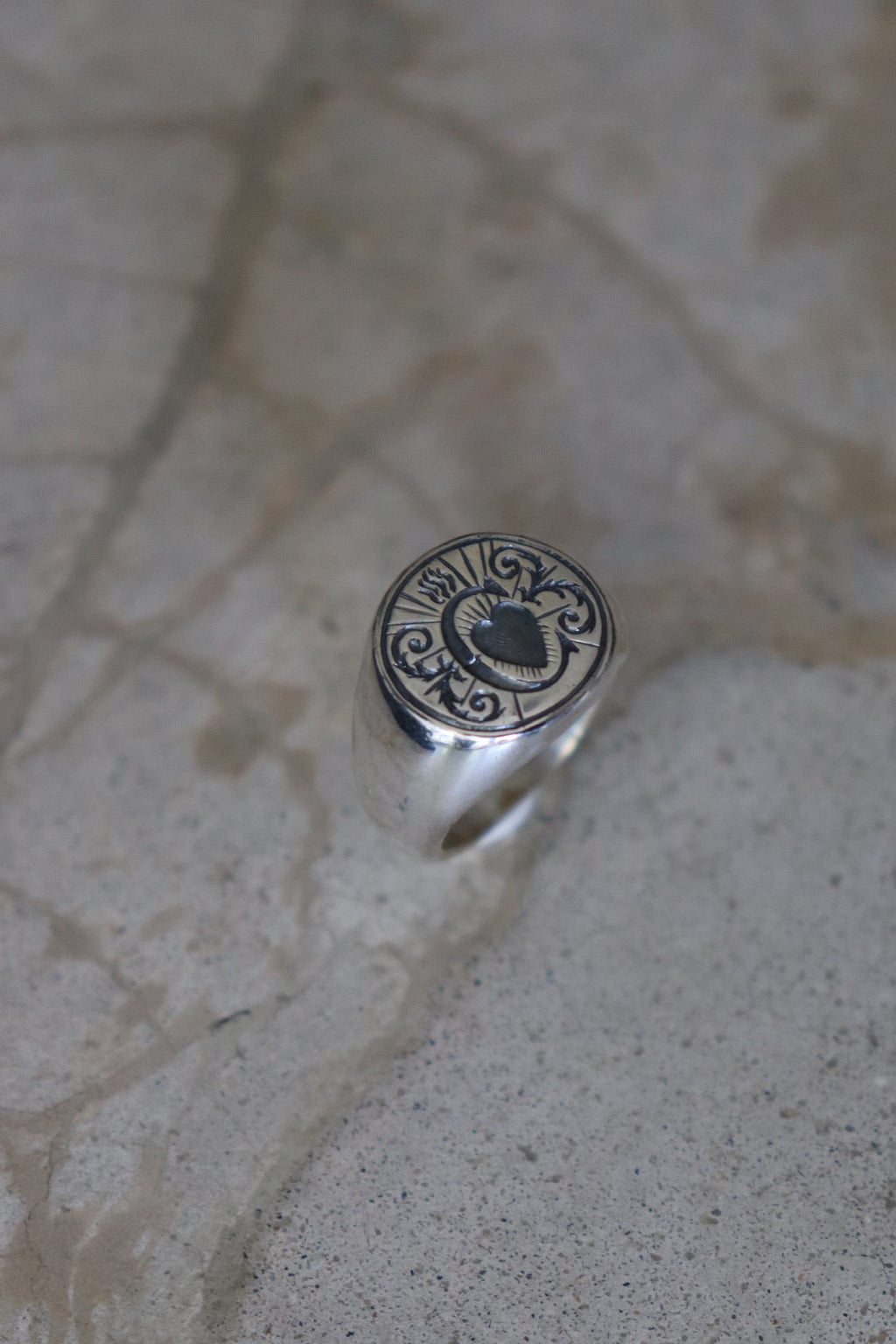 Anillo Axis en plata 950 con corazón exvoto grabado a mano – Jo&G joyería con significado