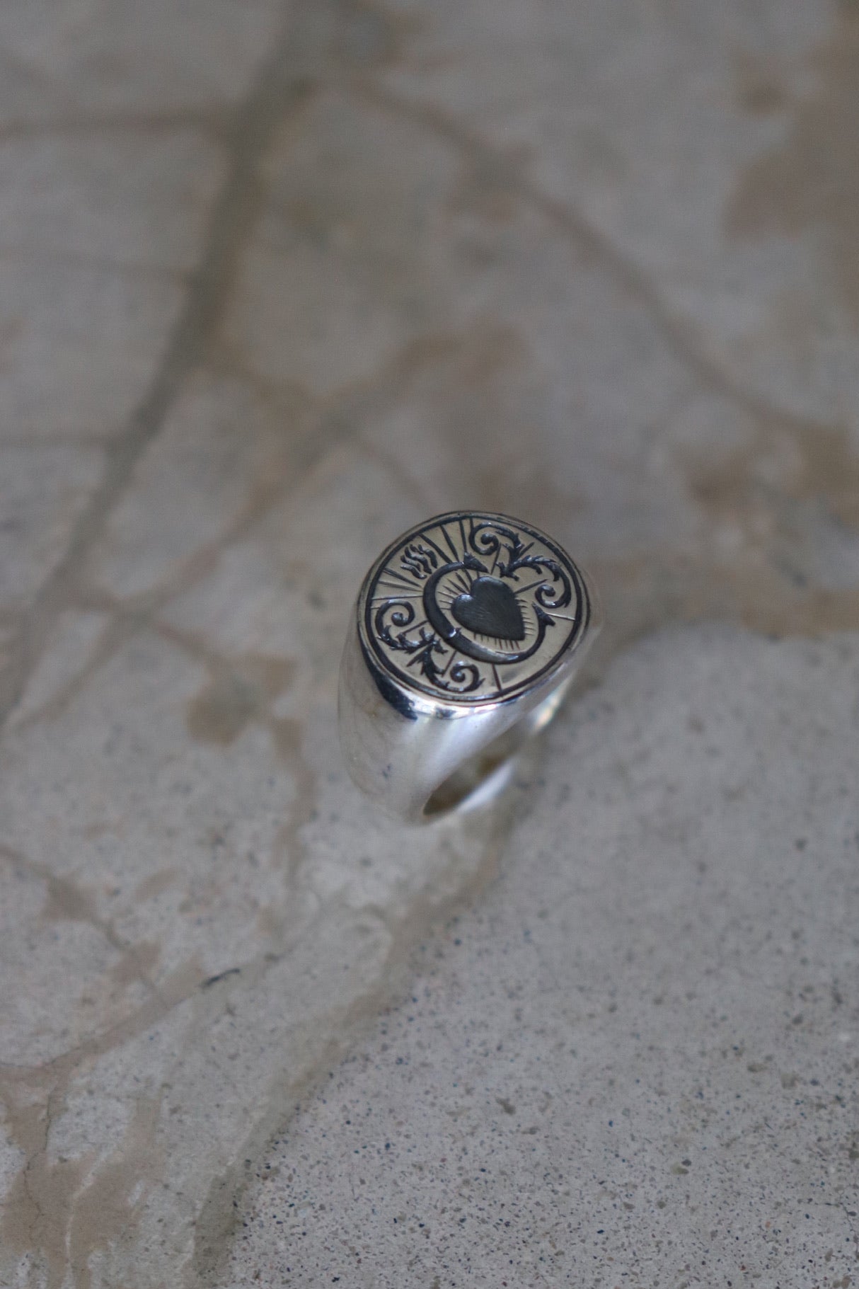 Anillo Axis en plata 950 con corazón exvoto grabado a mano – Jo&G joyería con significado
