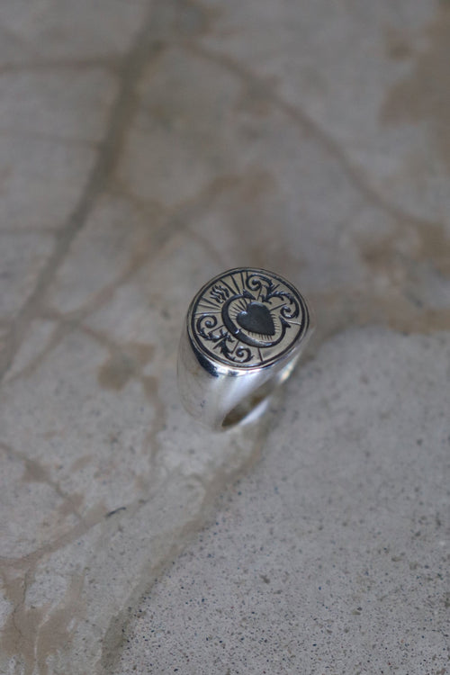 Anillo Axis en plata 950 con corazón exvoto grabado a mano – Jo&G joyería con significado