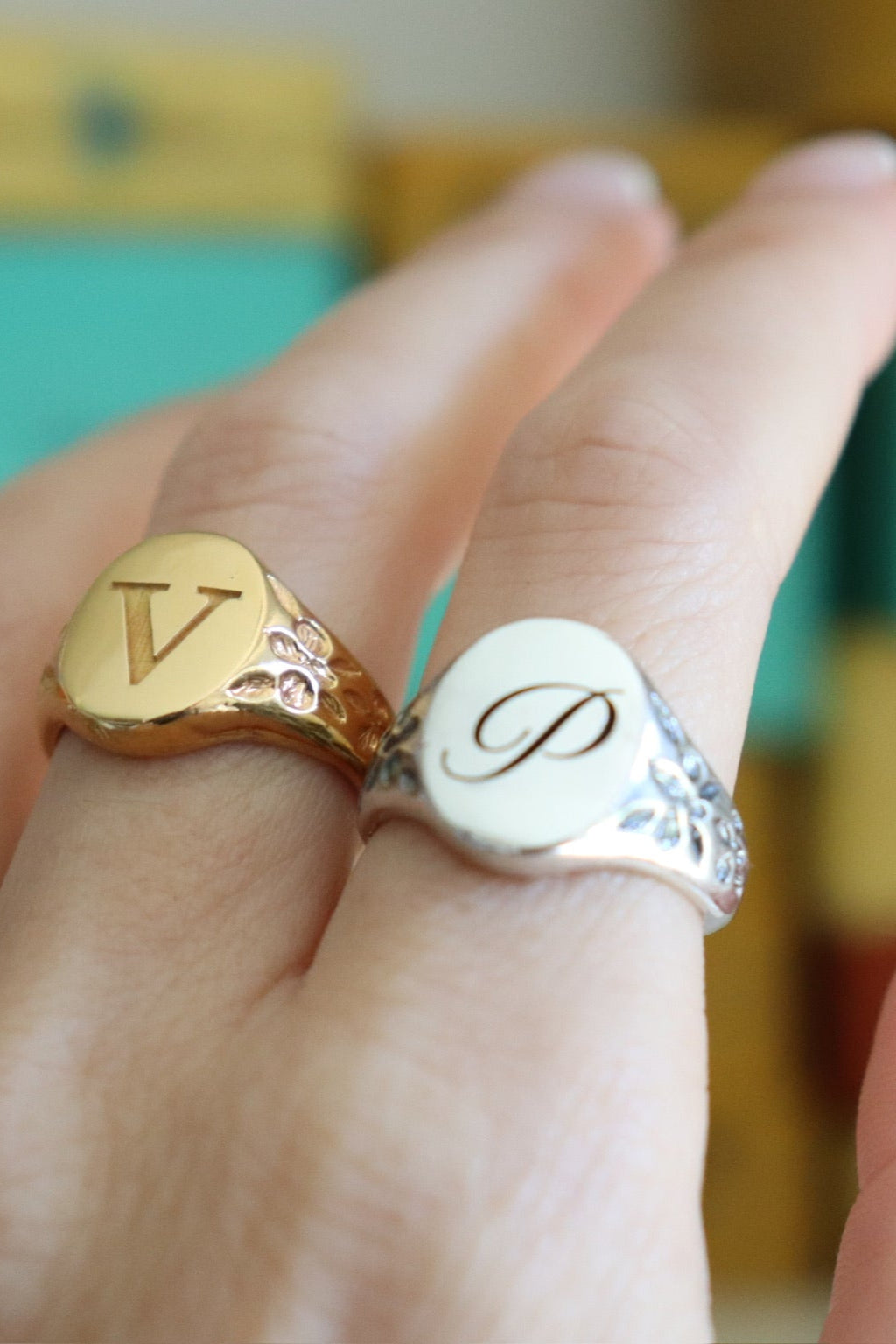 Anillo Crest en plata 950 y oro 18k con orquídea grabada a mano – Jo&G joyería personalizada