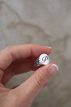 Detalle del grabado de orquídea en anillo Crest hecho a mano – diseño floral de Jo&G