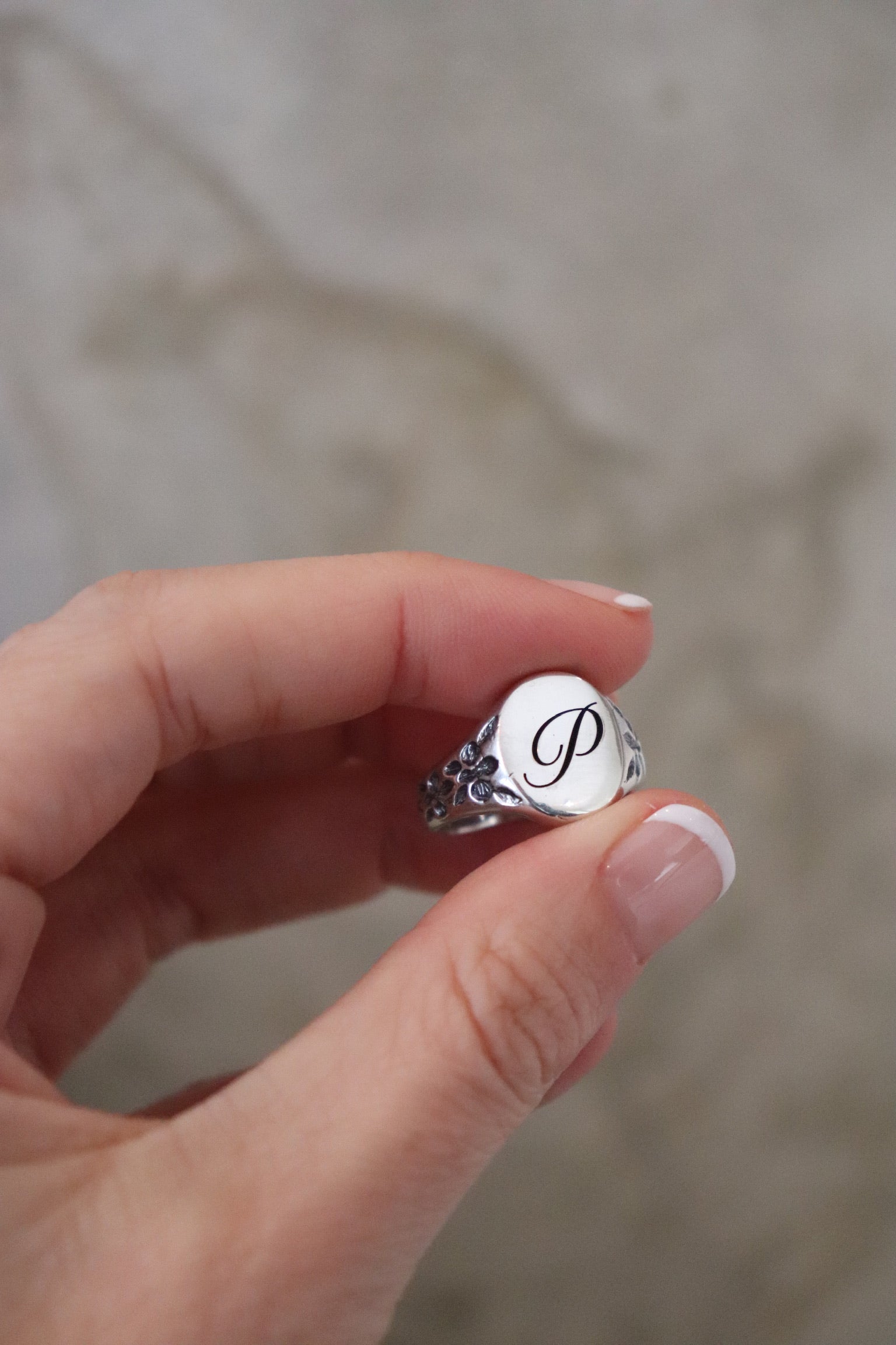 Detalle del grabado de orquídea en anillo Crest hecho a mano – diseño floral de Jo&G