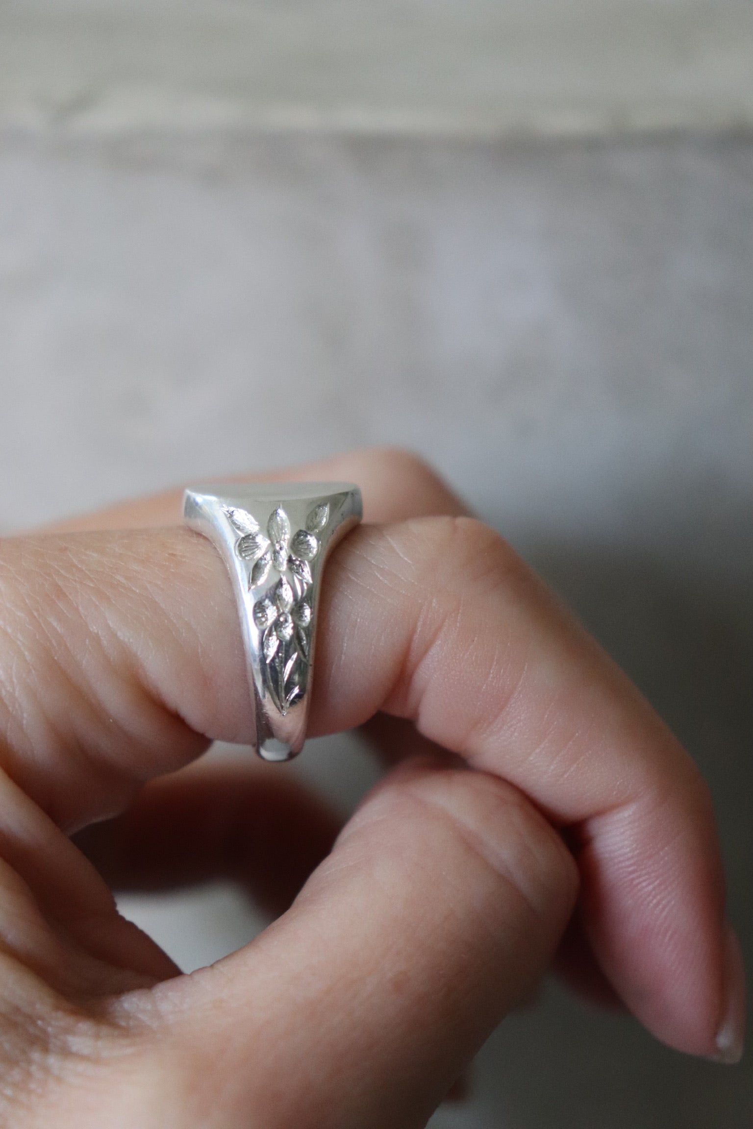 Anillo Crest en plata 950 con orquídea grabada a mano – Jo&G joyería personalizada
