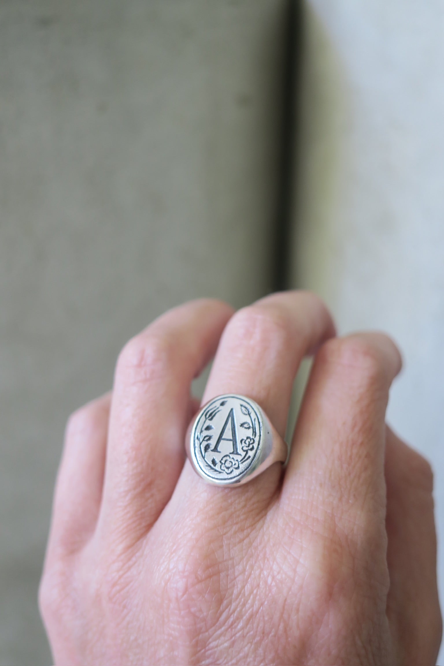 Anillo Crest en plata 950 con diseño de rosas grabadas a mano – Jo&G joyería personalizada artesanal