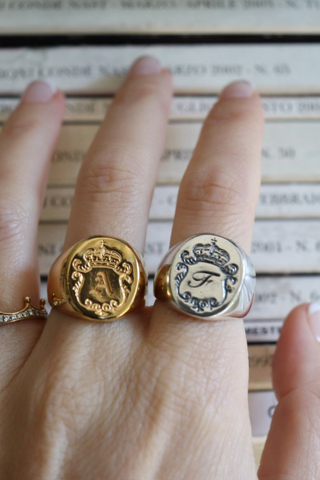 Anillo Crest XL en plata 950 y oro 18k con escudo personalizado grabado a mano – Jo&G joyería con legado