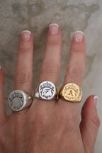 Anillo Crest XL en plata 950 y oro 18k con escudo personalizado grabado a mano – Jo&G joyería con legado