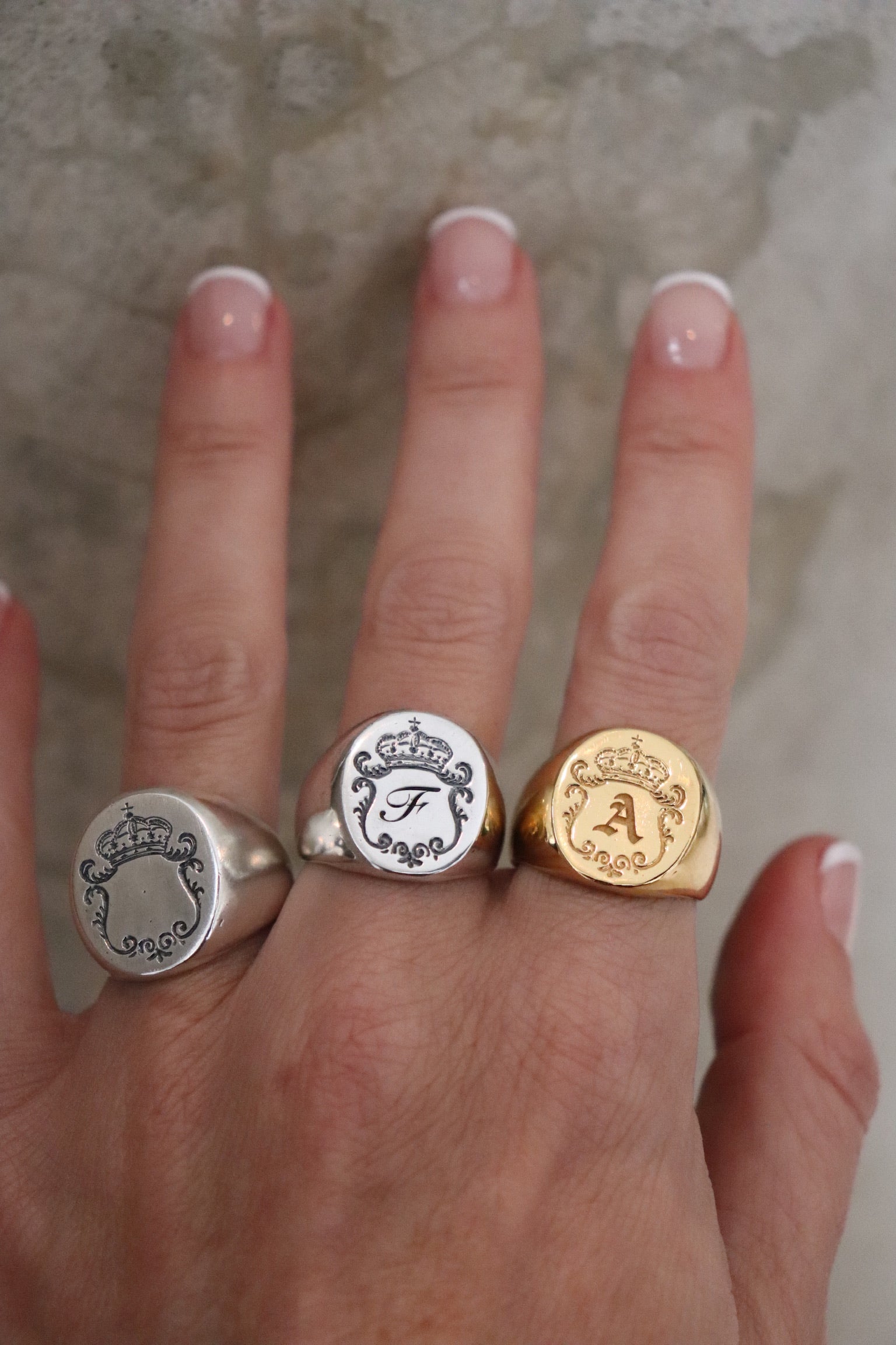 Anillo Crest XL en plata 950 y oro 18k con escudo personalizado grabado a mano – Jo&G joyería con legado
