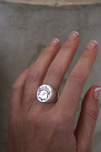 Vista lateral del anillo Crest XL de plata 950 – diseño sólido y personalizado con grabado artesanal