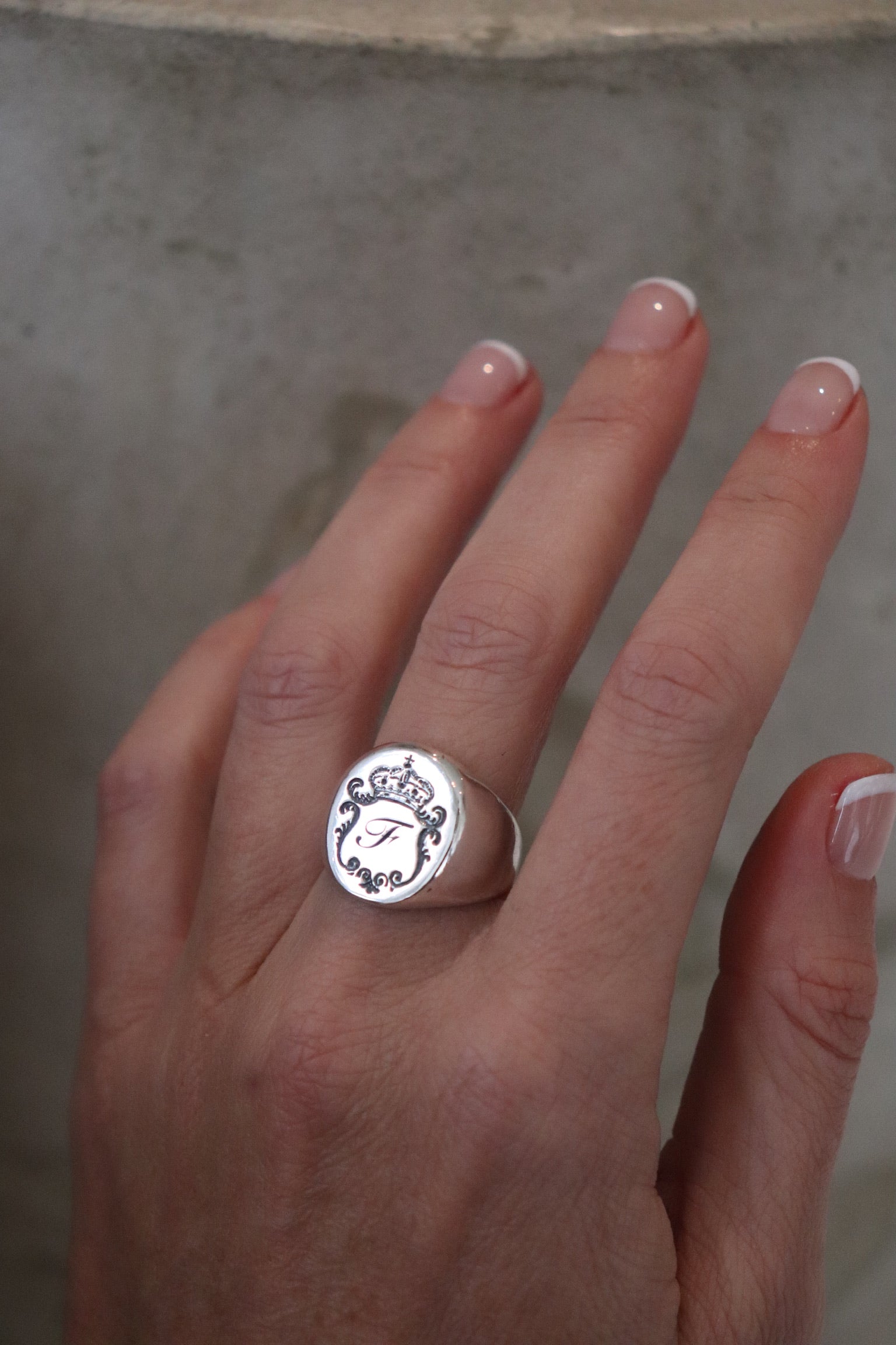Vista lateral del anillo Crest XL de plata 950 – diseño sólido y personalizado con grabado artesanal