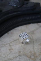 Anillo Edge en plata 950 con grabado de estrellas – diseño hecho a mano por Jo&G