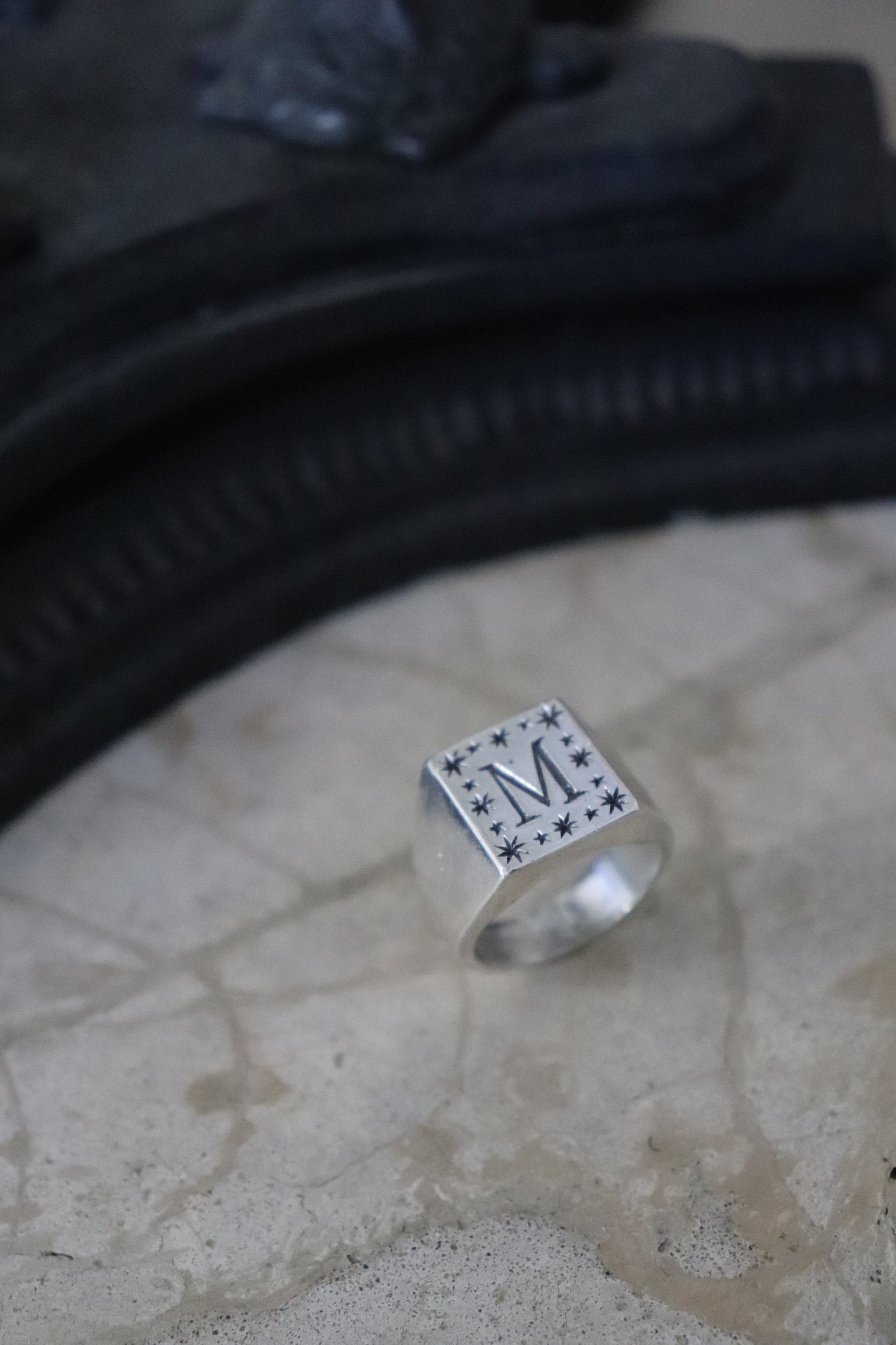 Anillo Edge en plata 950 con grabado de estrellas – diseño hecho a mano por Jo&G