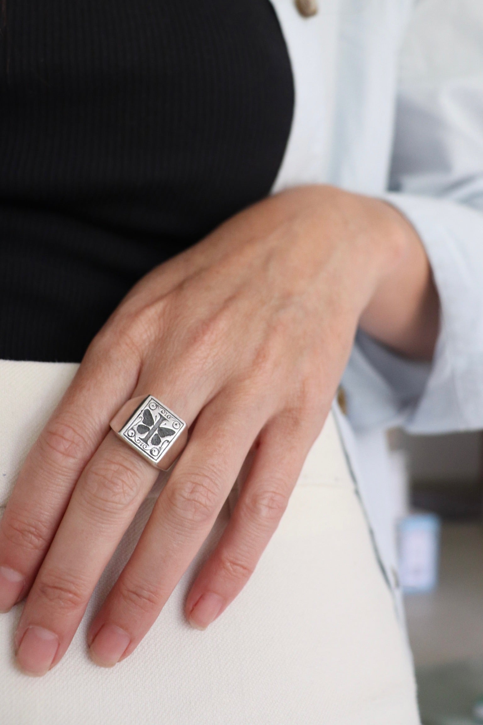Anillo Edge en plata 950 con mariposa grabada a mano – Jo&G joyería artesanal personalizada