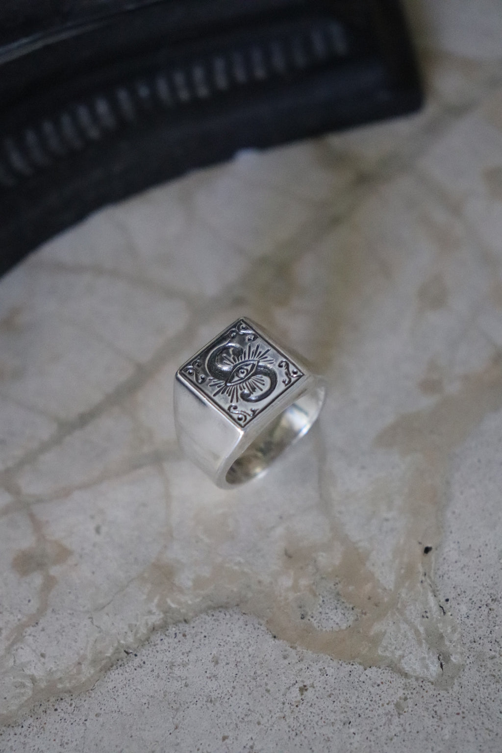 Anillo Edge en plata 950 con diseño de ojo grabado a mano – Jo&G joyería personalizada