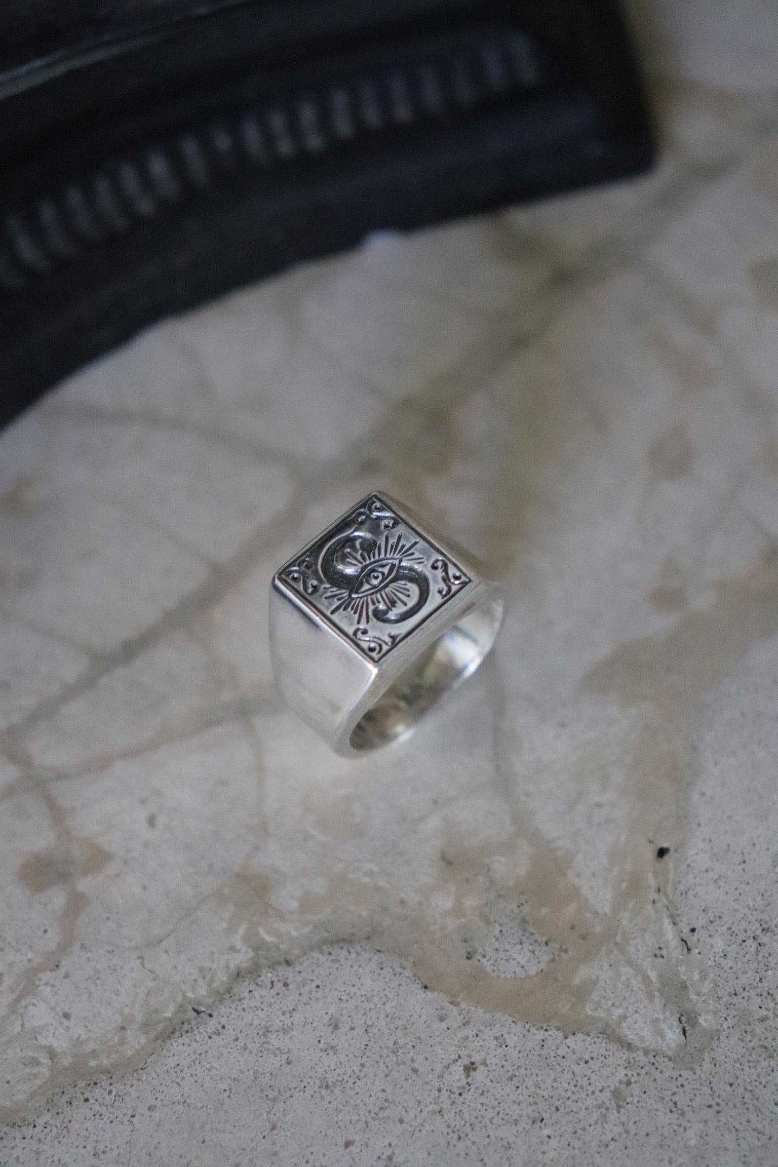 Anillo Edge en plata 950 con diseño de ojo grabado a mano – Jo&G joyería personalizada