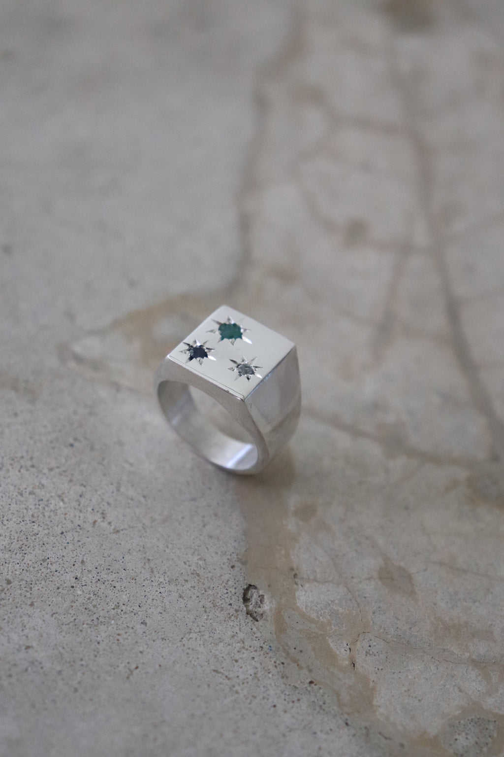 Anillo Edge en plata maciza con zafiro, esmeralda y diamante – colección Galaxy de Jo&G