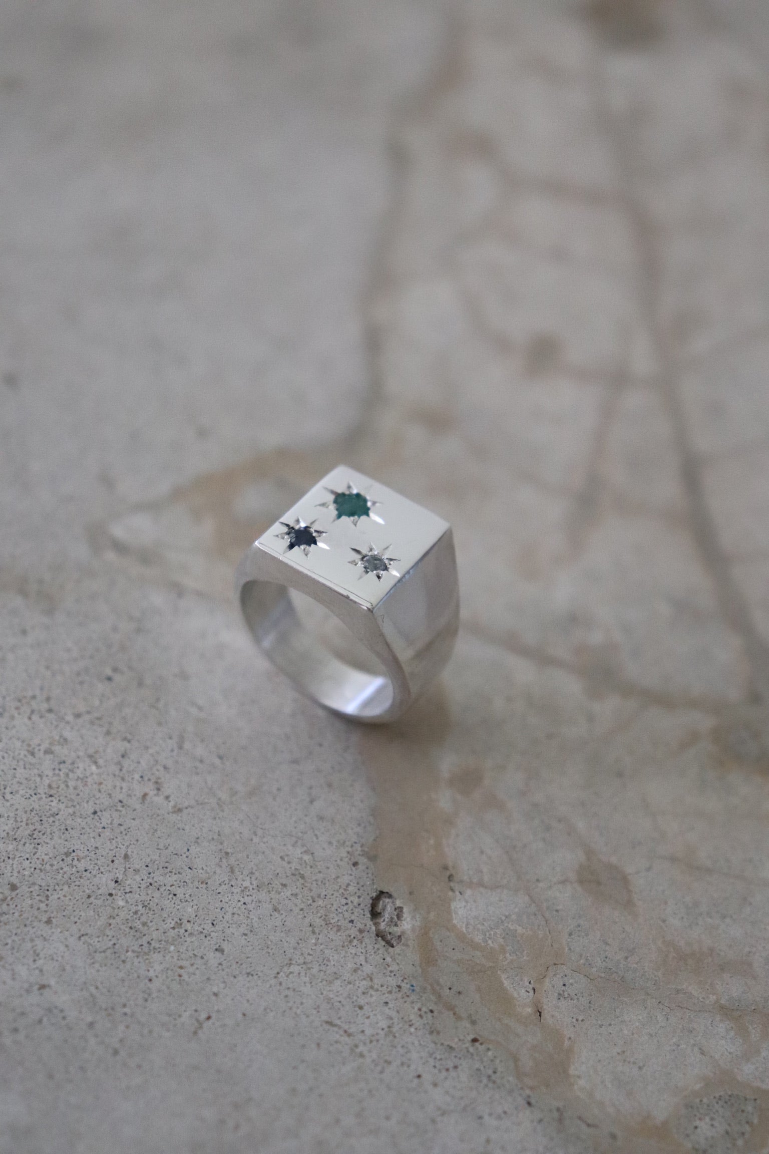 Anillo Edge en plata maciza con zafiro, esmeralda y diamante – colección Galaxy de Jo&G