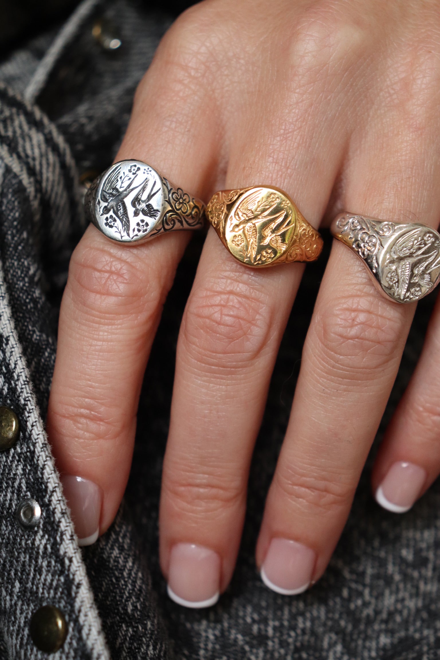 Anillo Golondrina en oro amarillo 18k con diseño simbólico de golondrina – Jo&G joyería personalizada