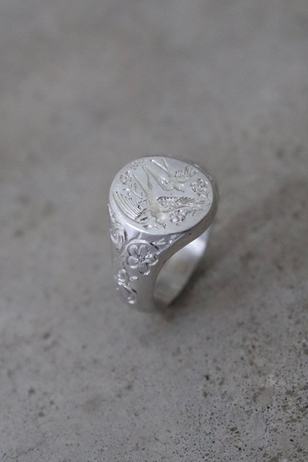 Anillo Golondrina en plata 950 maciza con diseño de golondrina en relieve – Jo&G joyería personalizada