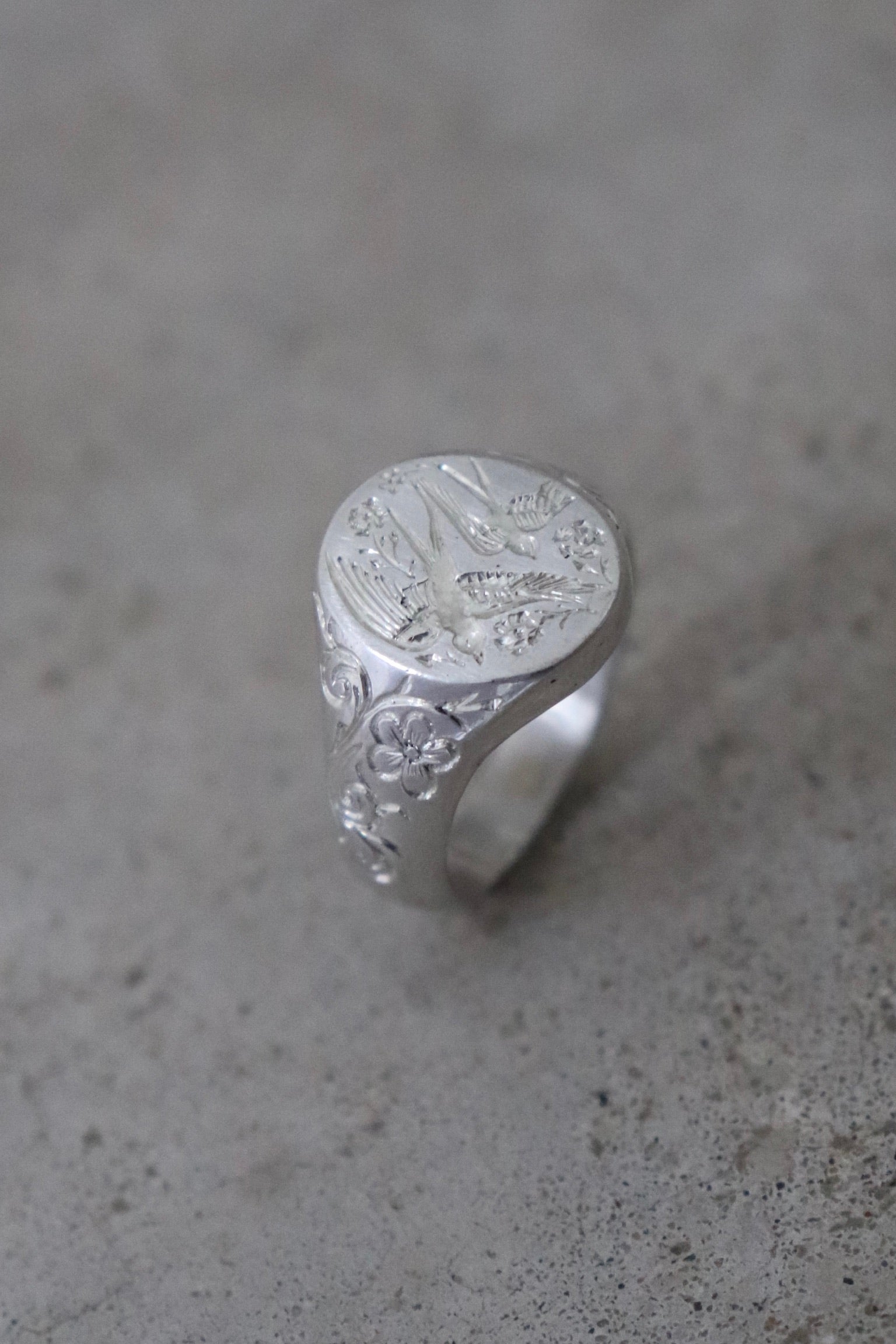 Anillo Golondrina en plata 950 maciza con diseño de golondrina en relieve – Jo&G joyería personalizada