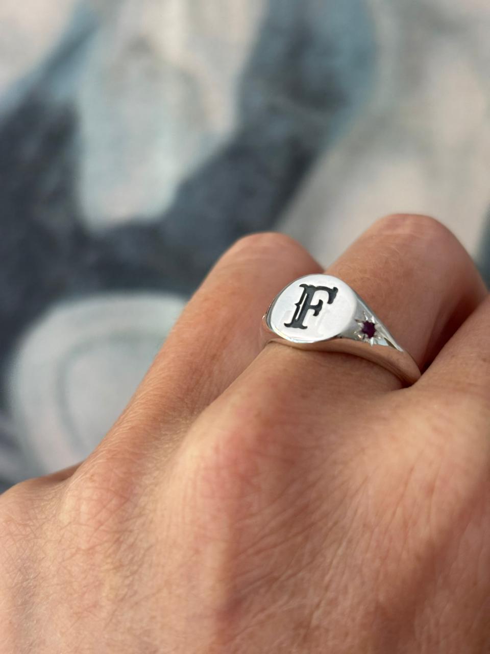Vista superior del anillo Pebble en plata personalizable– joya artesanal de líneas suaves y diseño contemporáneo
