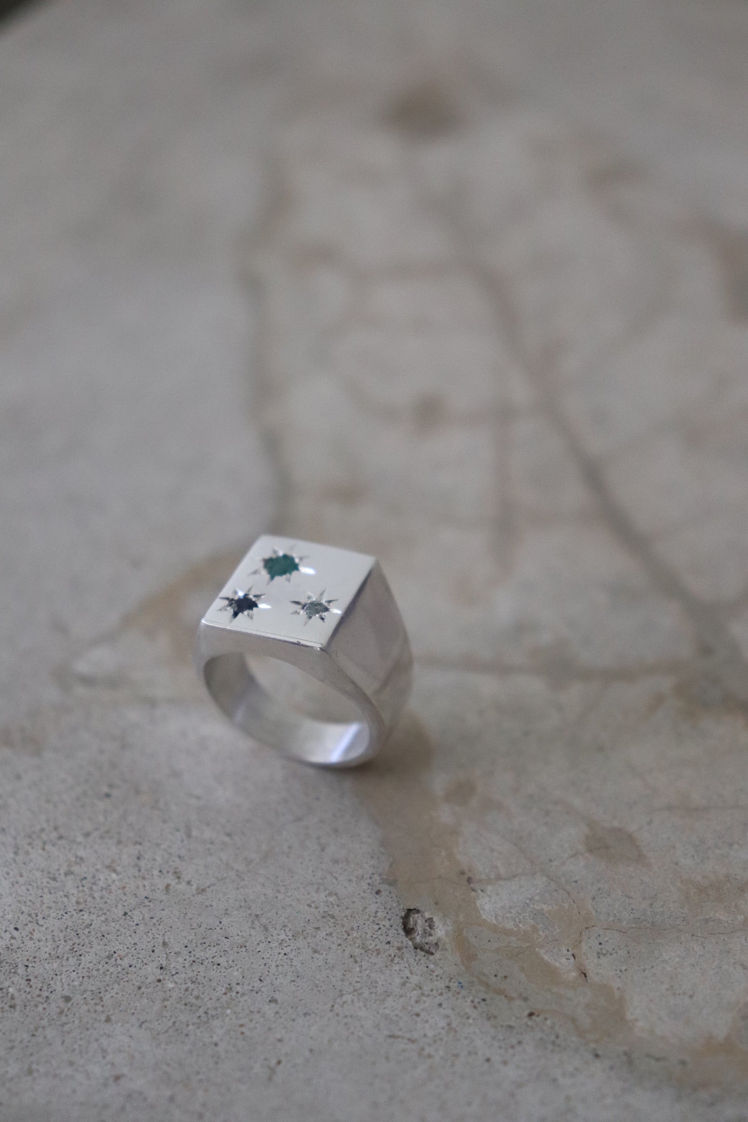 Anillo Edge en plata maciza con zafiro, esmeralda y diamante – colección Galaxy de Jo&G