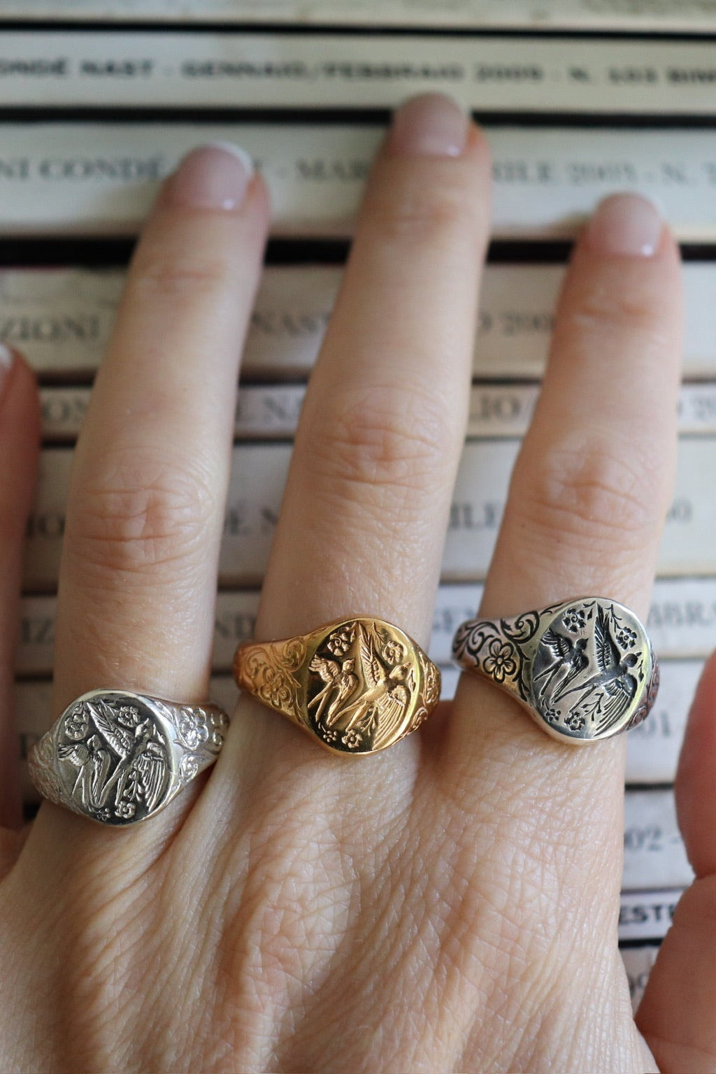Detalle del grabado de golondrina en oro 18k sobre anillo macizo – Jo&G joyas con significado