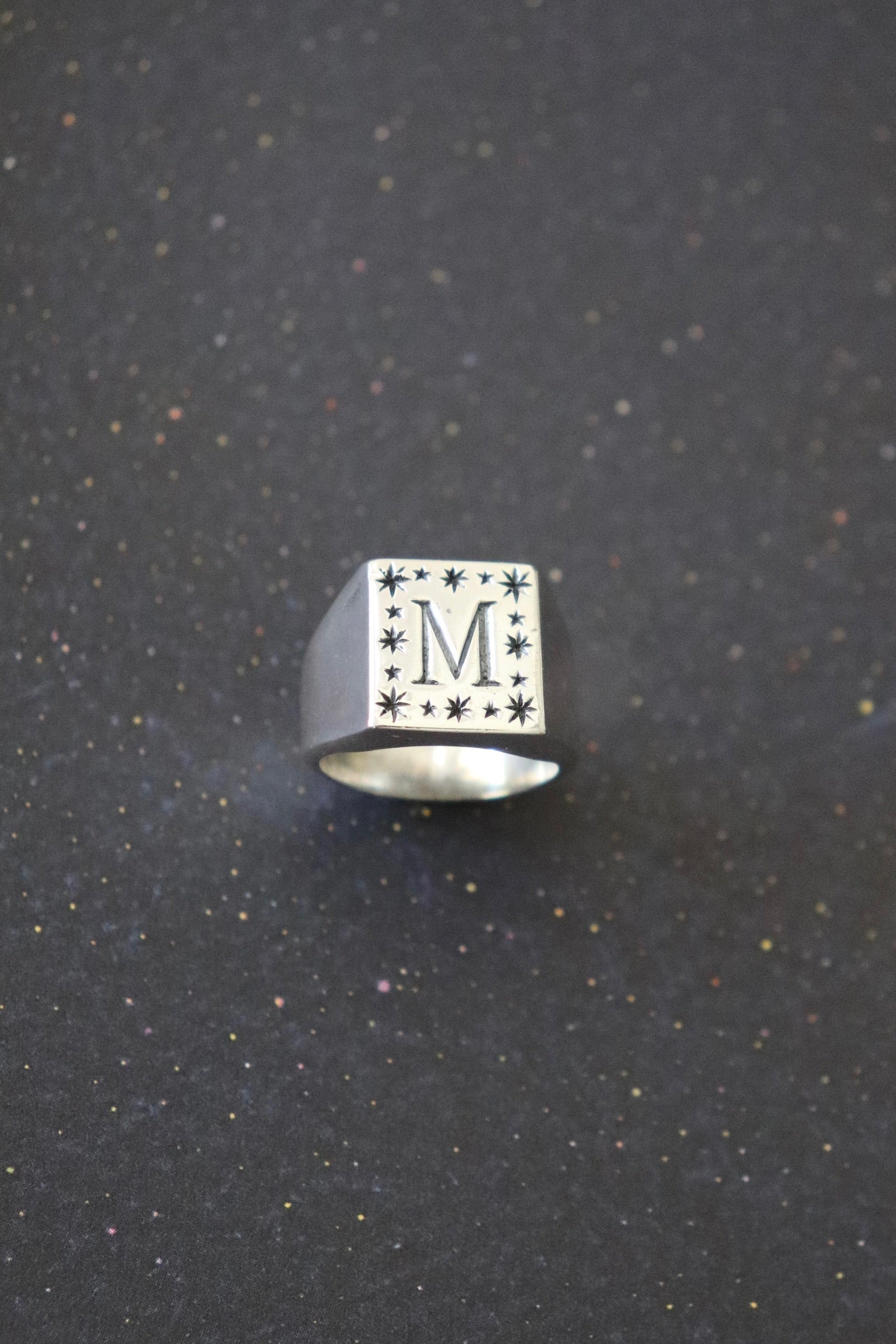 Anillo Edge en plata 950 con grabado de estrellas – diseño hecho a mano por Jo&G