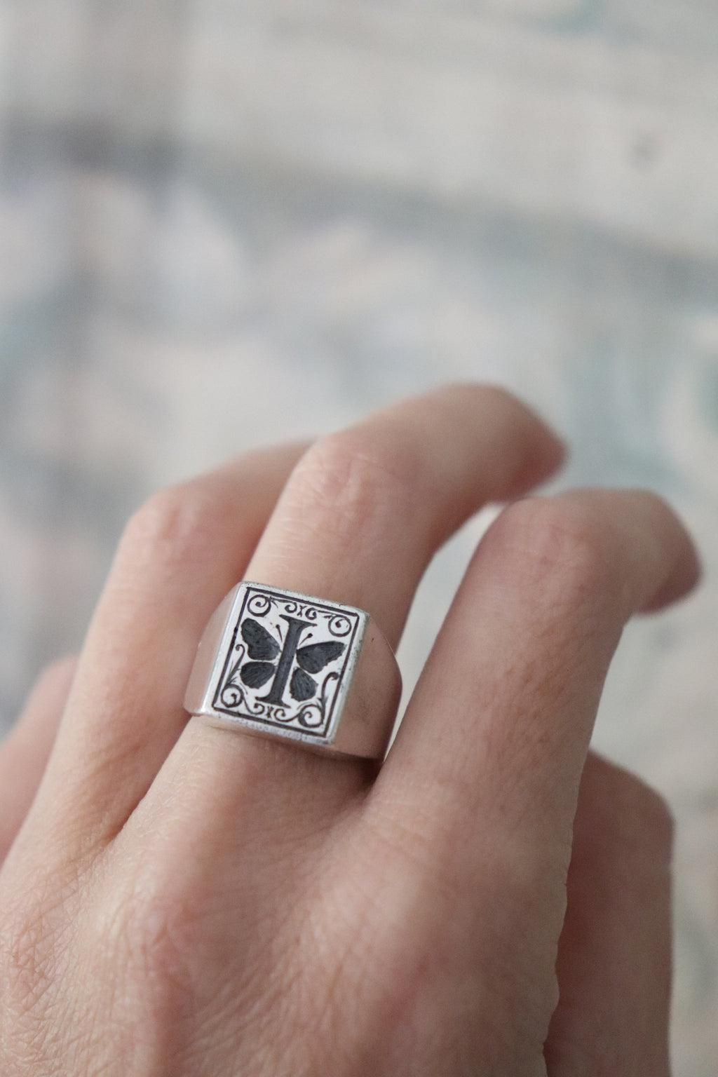 Detalle de grabado de mariposa en anillo Edge de plata maciza – diseño delicado de Jo&G