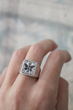 Detalle de grabado de mariposa en anillo Edge de plata maciza – diseño delicado de Jo&G