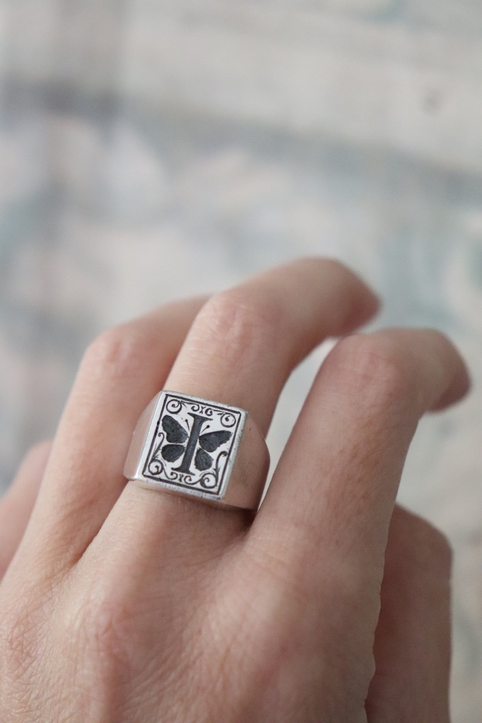 Detalle de grabado de mariposa en anillo Edge de plata maciza – diseño delicado de Jo&G