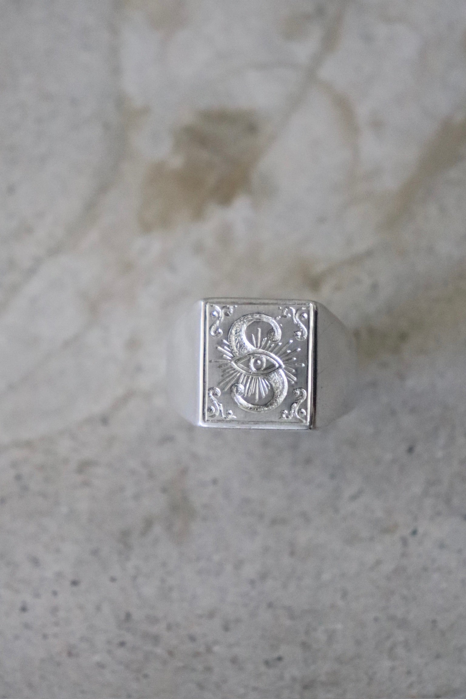 Detalle de grabado de ojo simbólico en anillo Edge de plata maciza – diseño artesanal Jo&G