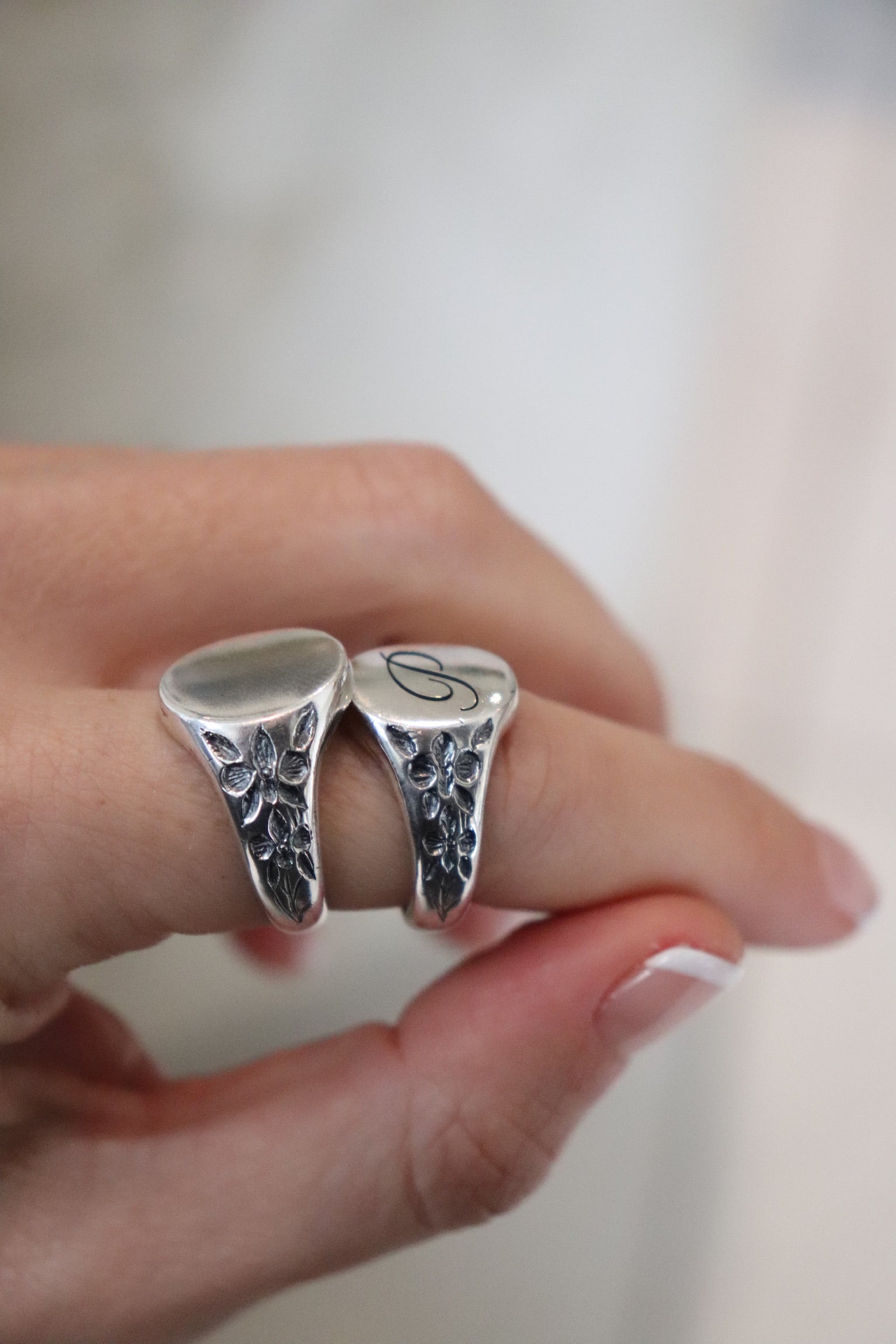 Detalle del grabado de orquídea en anillo Crest hecho a mano – diseño floral de Jo&G