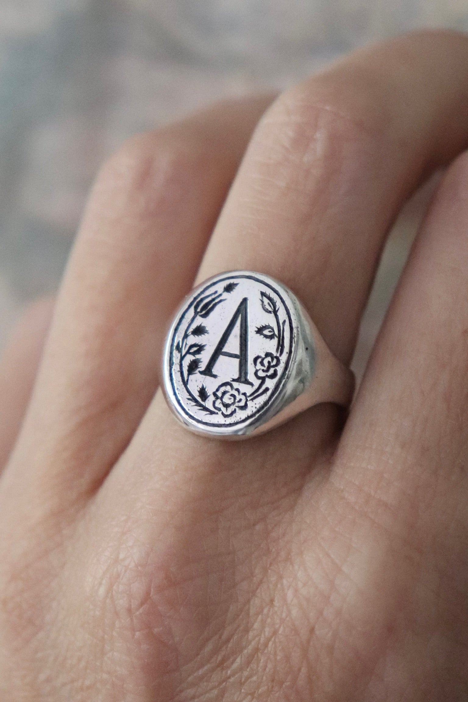 Detalle del grabado floral con rosas en anillo Crest de plata maciza – diseño botánico hecho a mano por Jo&G