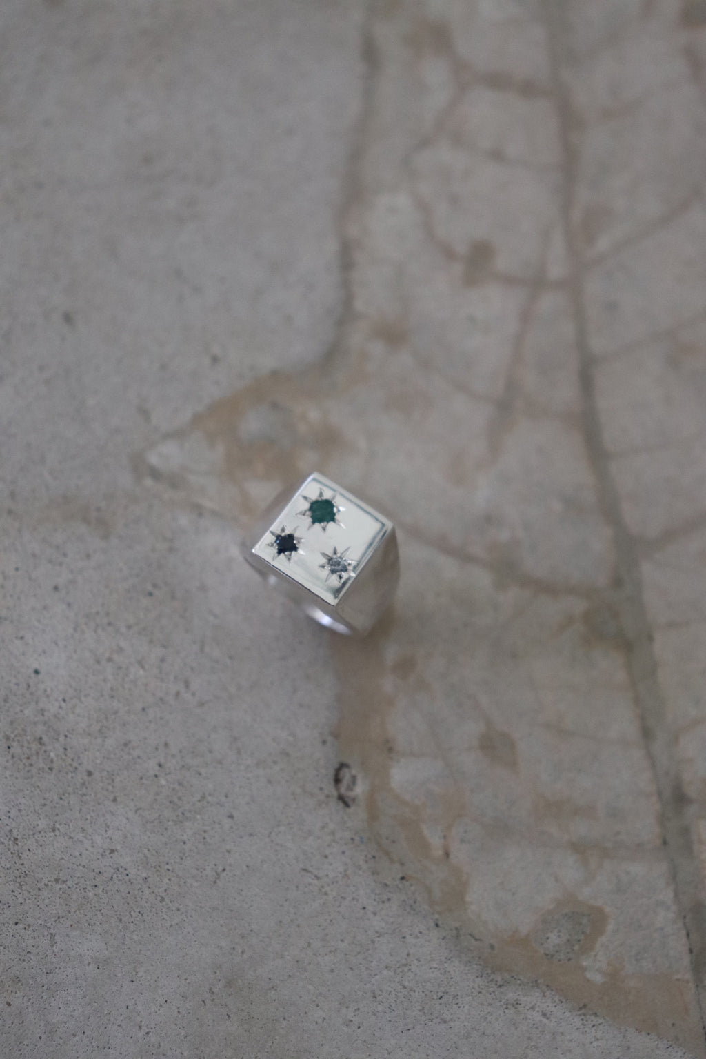 Anillo Edge en plata maciza con zafiro, esmeralda y diamante – colección Galaxy de Jo&G