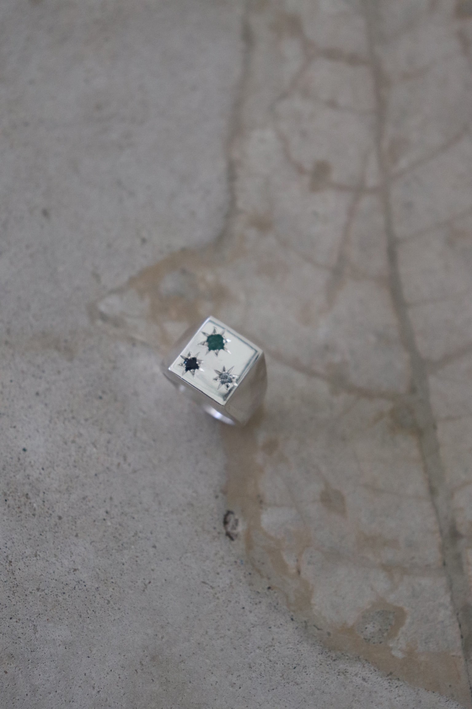 Anillo Edge en plata maciza con zafiro, esmeralda y diamante – colección Galaxy de Jo&G