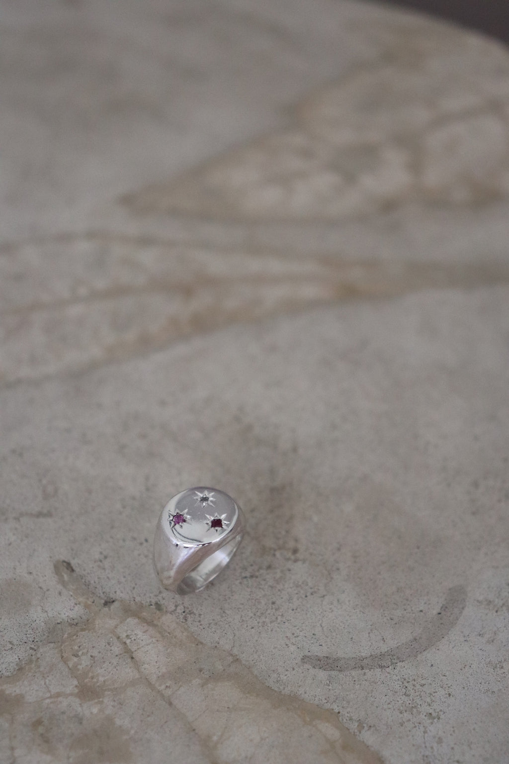 Anillo sello Axis en plata 950 con topacio rosa, brillante y rubí – diseño personalizado Jo&G